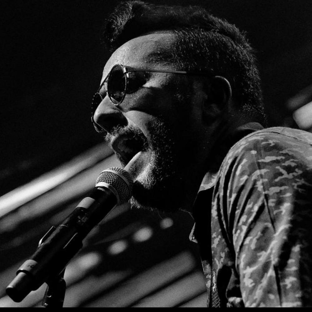 Léo Santos cantando, em preto e branco